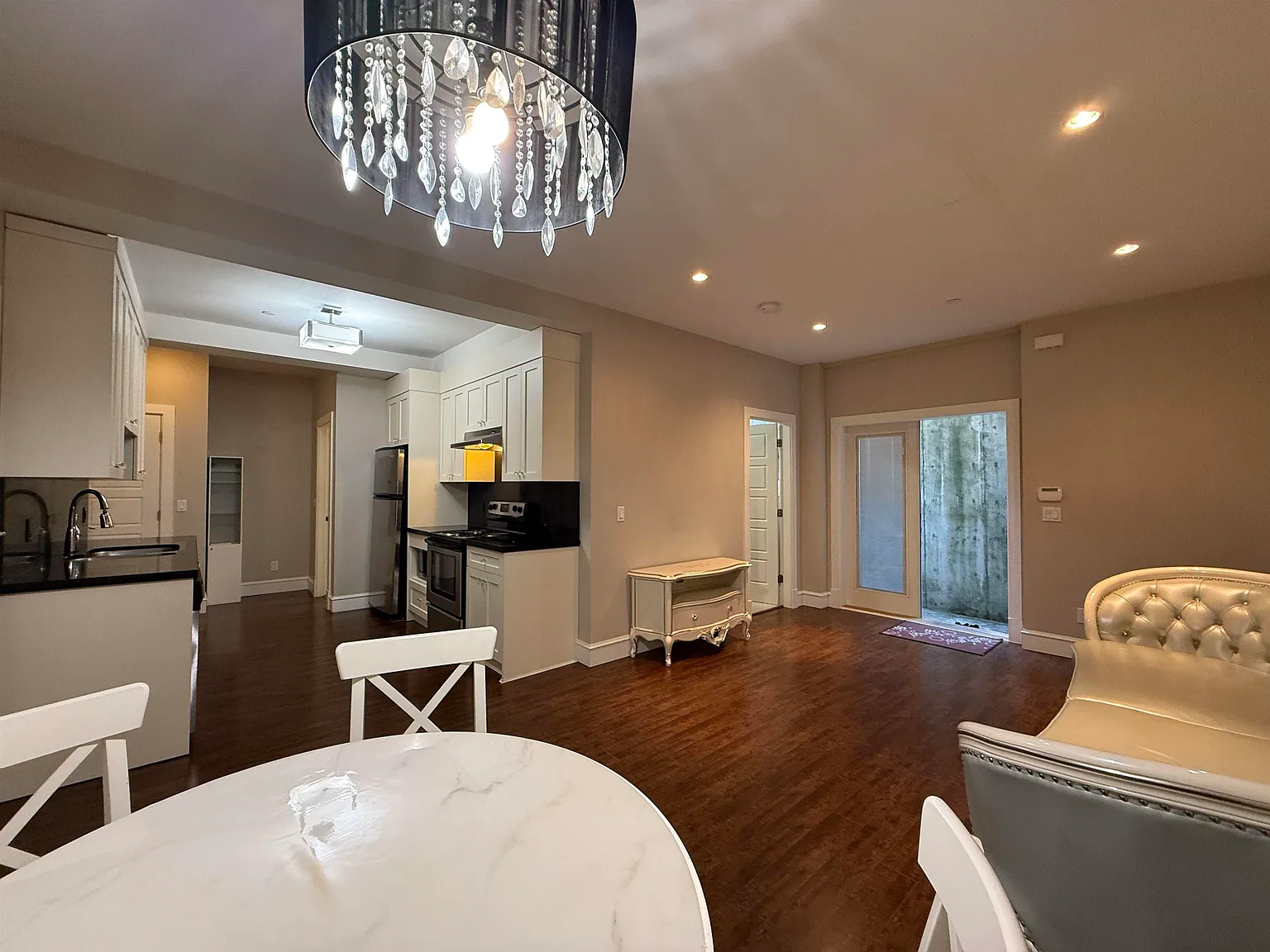 2 bed, 1000 sqft, $2,400 — Photo 4