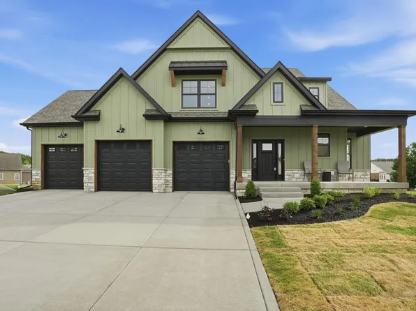 889 Betty Ct, Crown Point, IN 46307