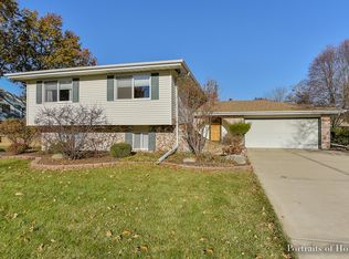 2433 W Downer Pl, Aurora, IL 60506
