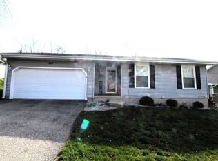 223 Valley Dr, Lindenhurst, IL
