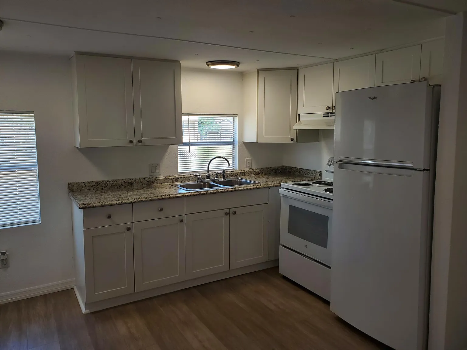6811 Rochelle Ave — Photo 2