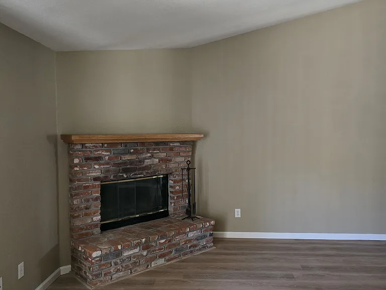 421 Community Dr — Photo 18
