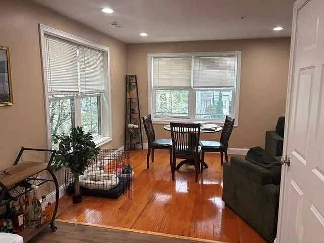 2 bed, 1.0 bath, 700 sqft, $2,300 — Photo 2