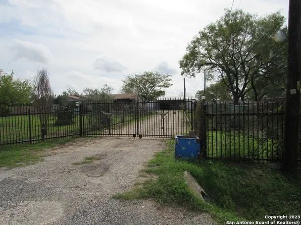 7602 RICHTER RD, Elmendorf, TX 78112