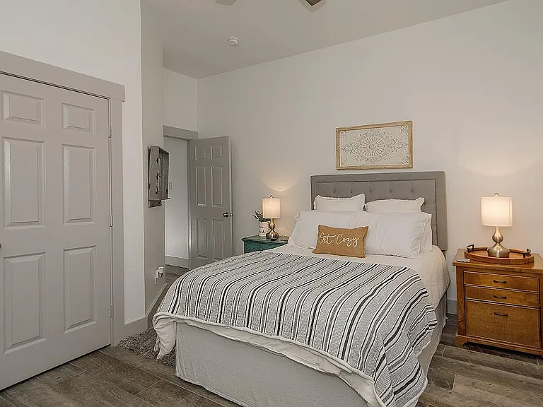 182 N Valley Oaks Cir — Photo 23