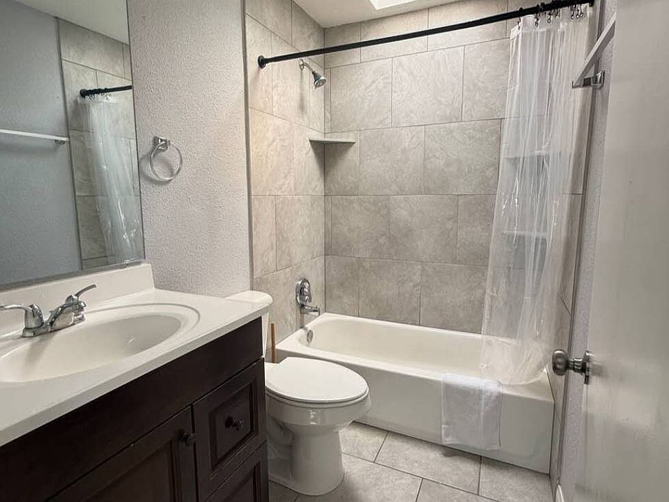 2nd image of 1430 Hialeah Dr APT B