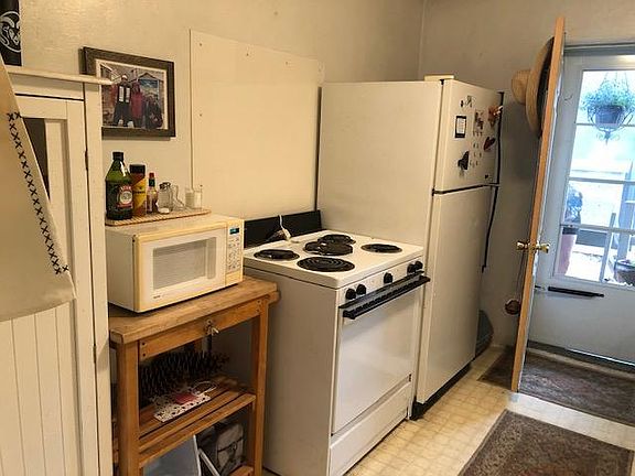 complete kitchen, vinyl floor, no DW