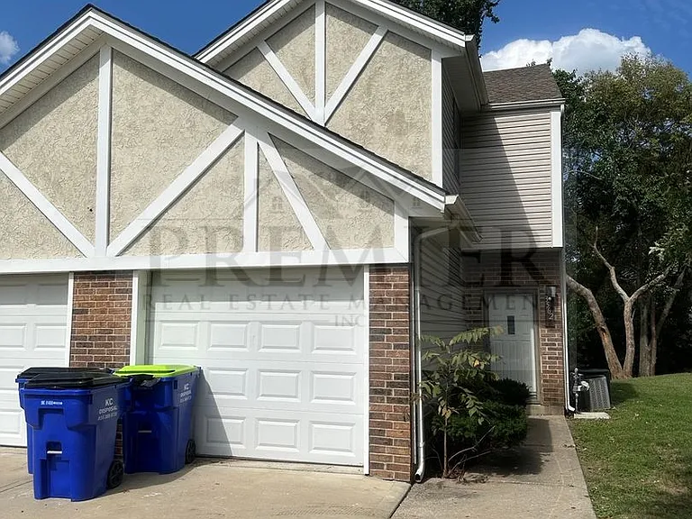 3562 NE Independence Ave, Lee's Summit, MO 64064 - 3 bed / 1.5 bath TH w/ single garage - Interio... — Photo 2