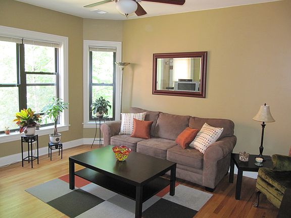 2nd image of 901 W Cornelia Ave APT 2N