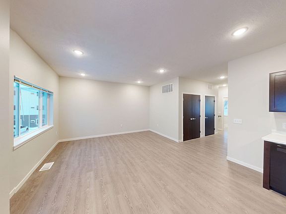 4th image of 942 Riverview Dr #946-32