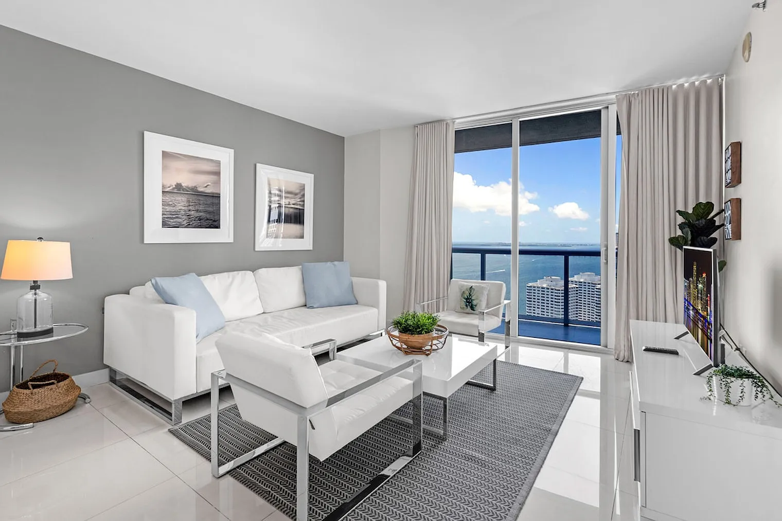 2 bed, 1.0 bath, 1001 sqft, $5,471 — Photo 1