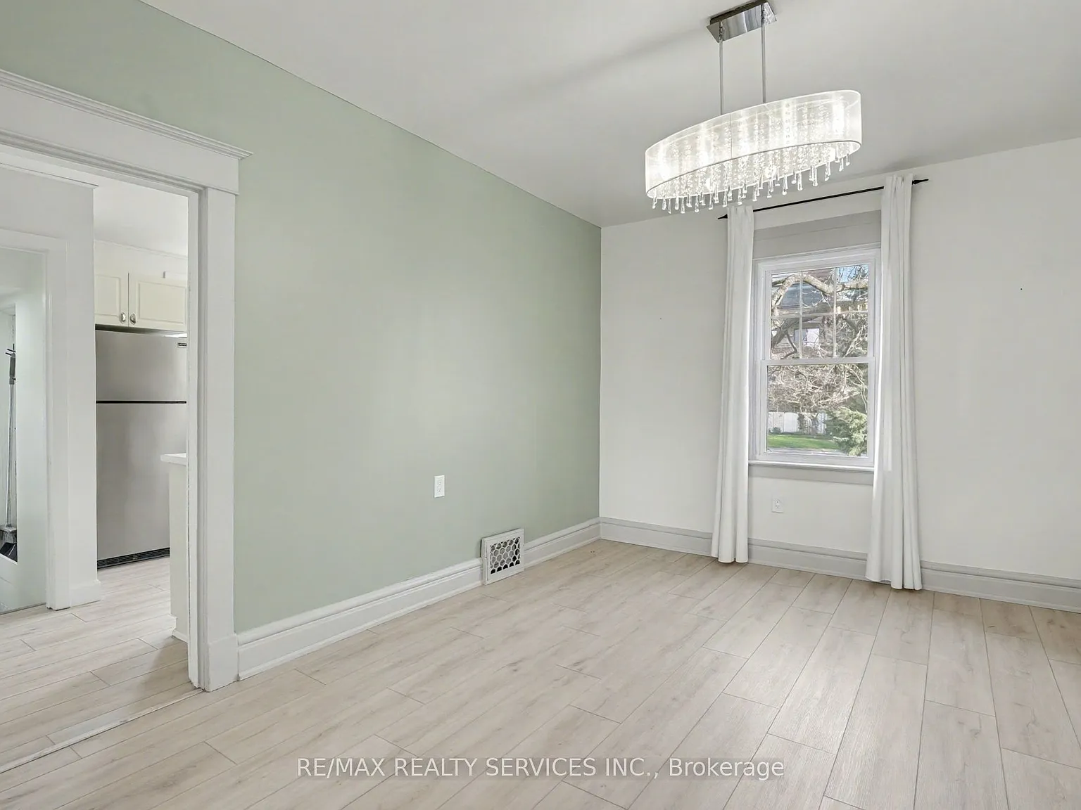 4 bed, $2,400 — Photo 2
