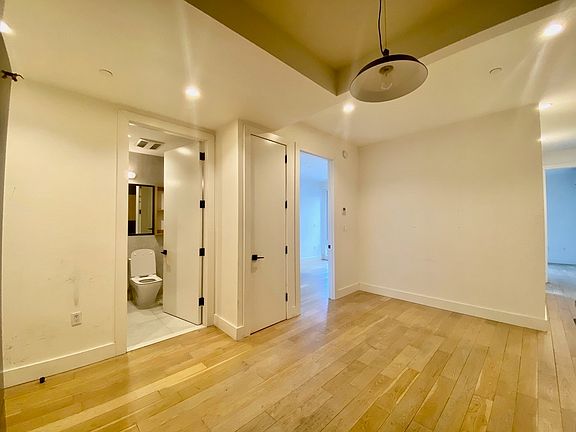 2nd image of 961 Willoughby Ave #336