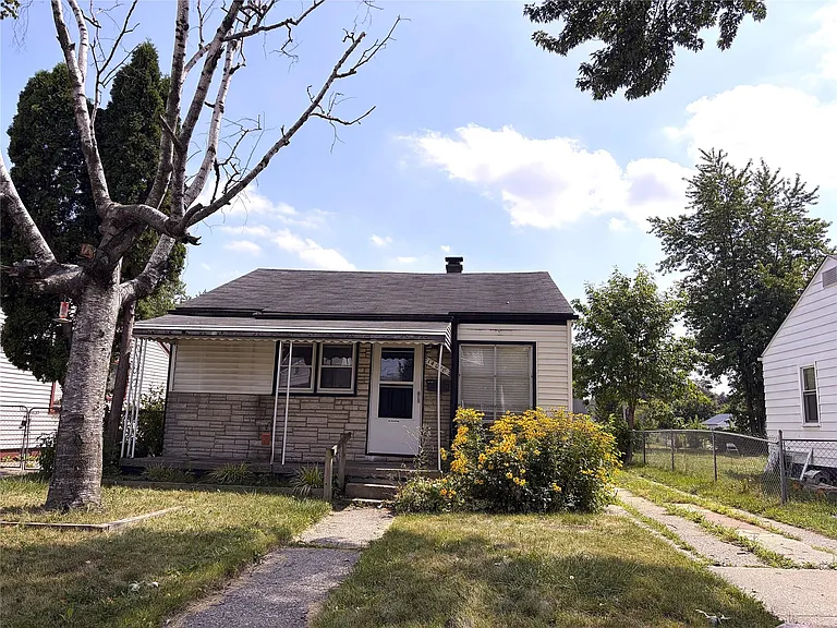 14018 Hobart Ave — Photo 1