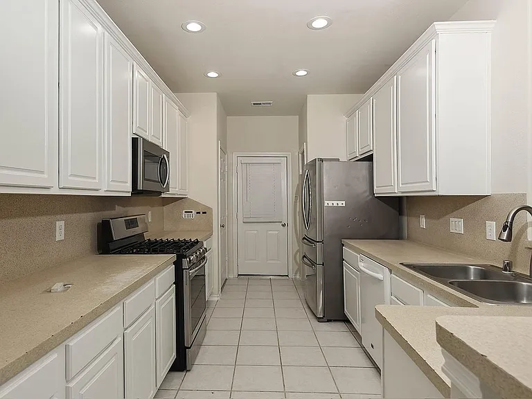 102 Blue Creek Ct — Photo 8