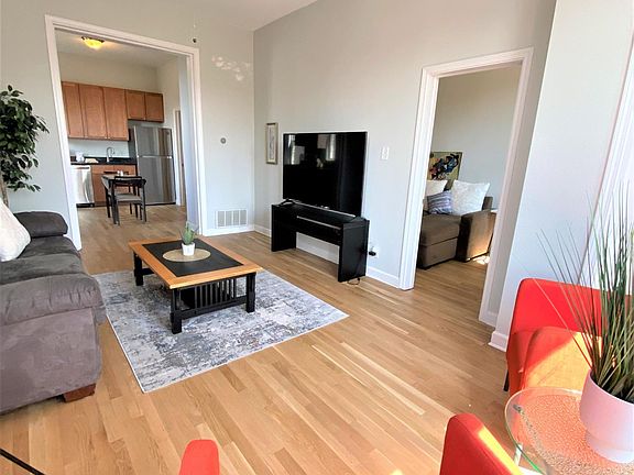2nd image of 1512 W Erie St APT 3F