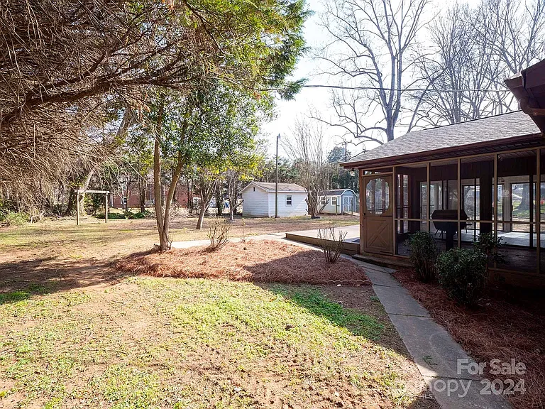 846 S Magnolia St — Photo 2