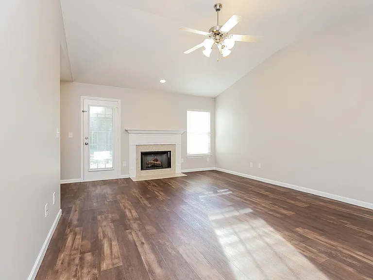 804 Birchmill Point N — Photo 4