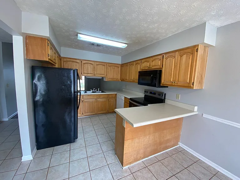 137 Halal Ct — Photo 2