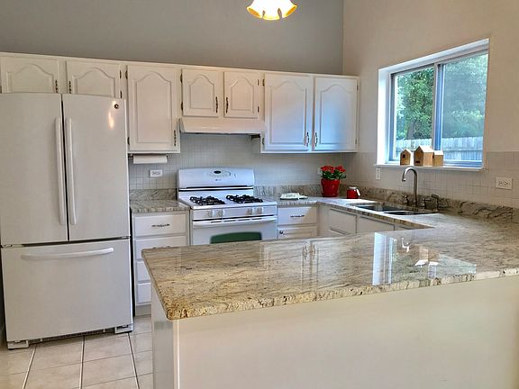 3rd image of 83 Knightsbridge Dr