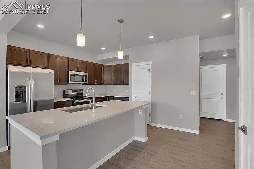3 bed, 1812 sqft, $2,295 — Photo 2