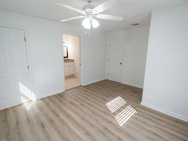 406 Essex Dr — Photo 18