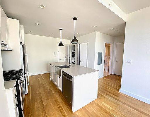 4th image of 409 Eastern Pkwy #909