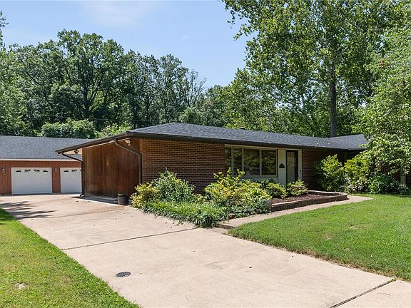 2nd image of 8 Hill Dr N