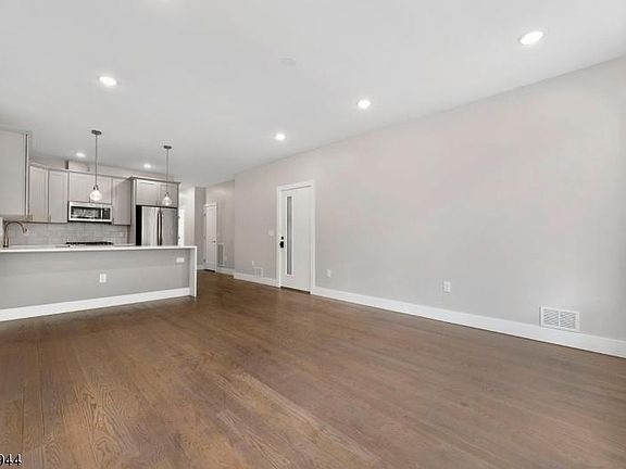 4th image of 61 Webster Ave Unit 1