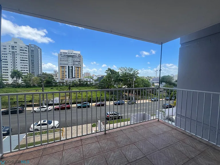 1026 Avenue Luis Vigoreaux #4C — Photo 3