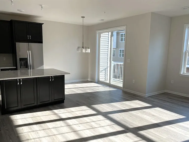 304 Dickson Ct — Photo 4