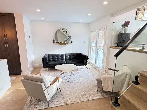 852 Thistle Down Ct, Mississauga, ON L5C 3K6