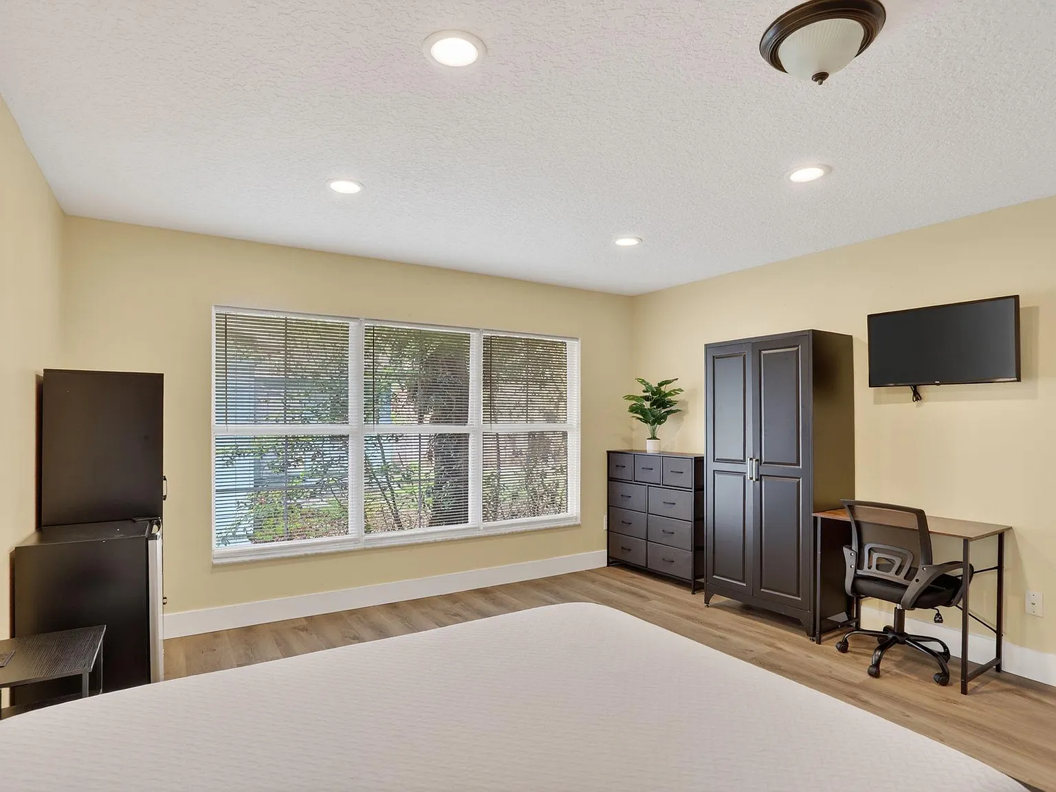 4 bed, 3.0 bath, 2244 sqft, $979 — Photo 2