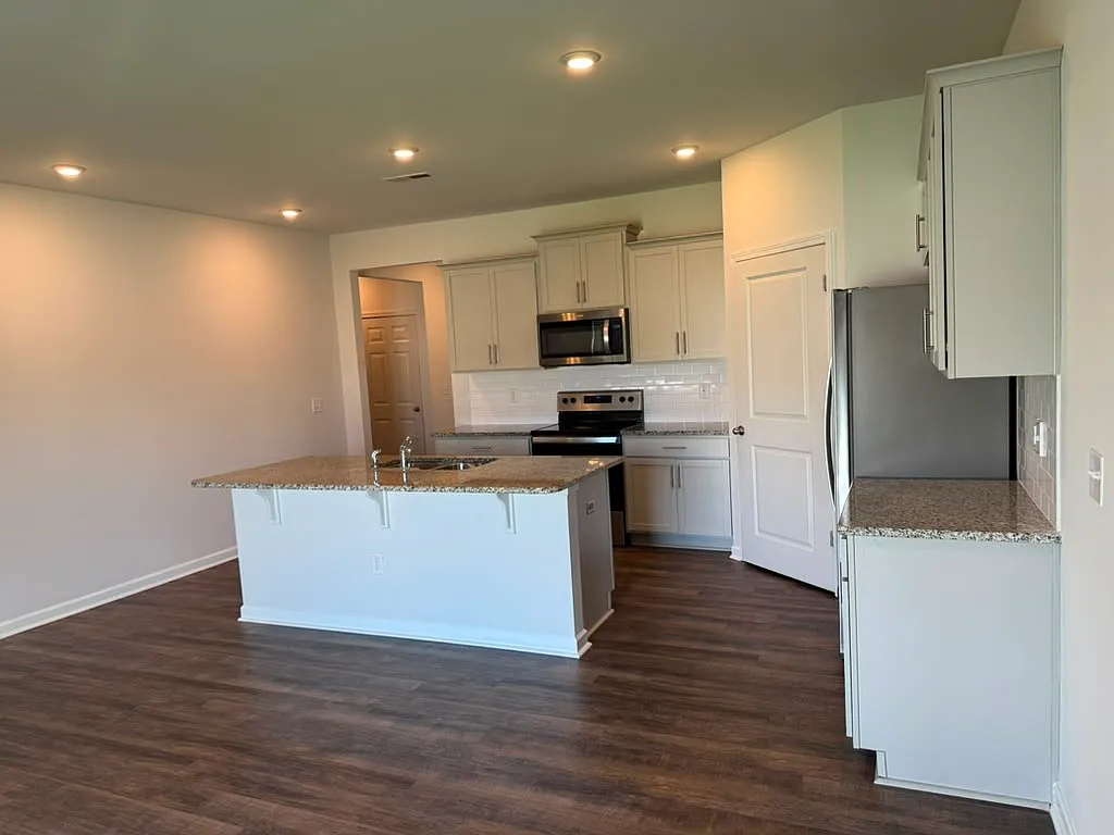 4 bed, 1764 sqft, $1,990 — Photo 4