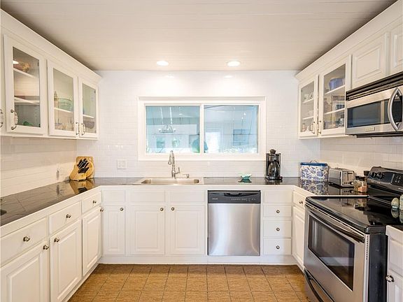 5th image of 269 Menendez Ave