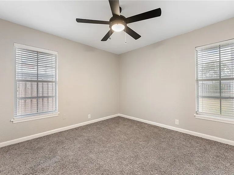 4937 Holmes Dr — Photo 17