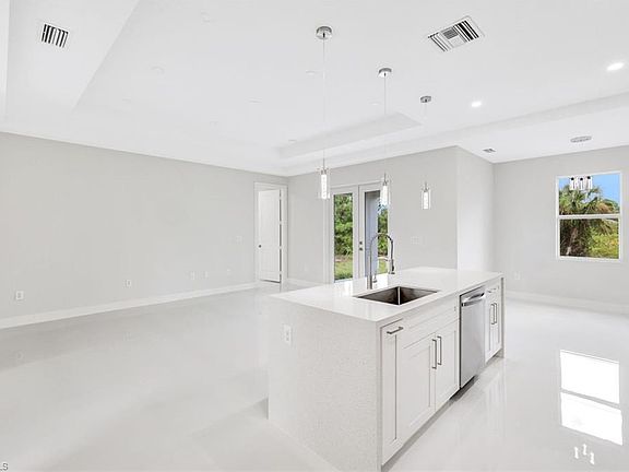 5th image of 1033 Marshall AVE E