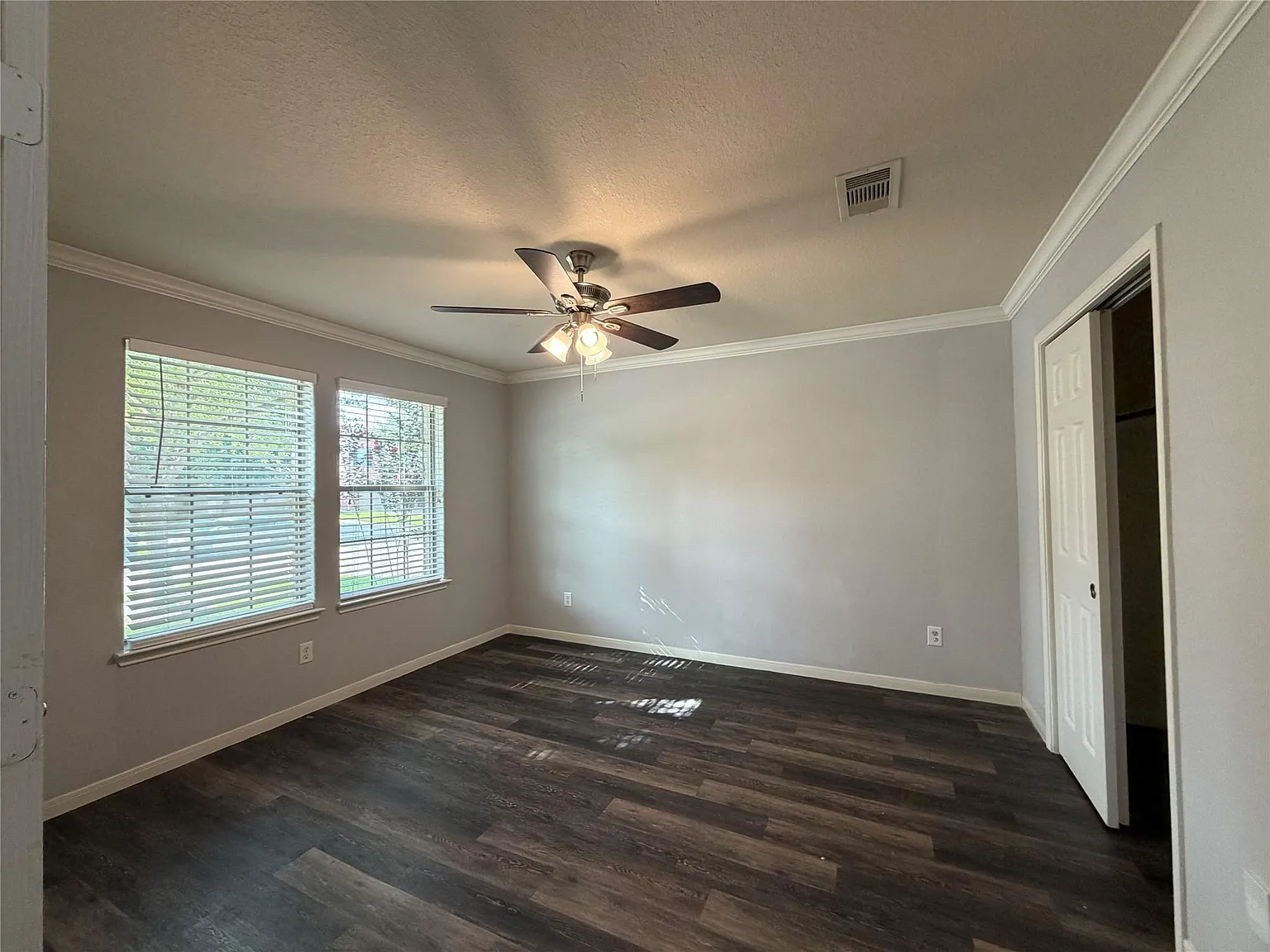 3 bed, 2.0 bath, 2114 sqft, $2,300 — Photo 3