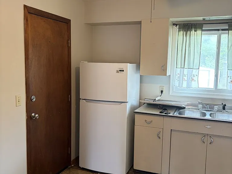 704 Robinwood Ln — Photo 12