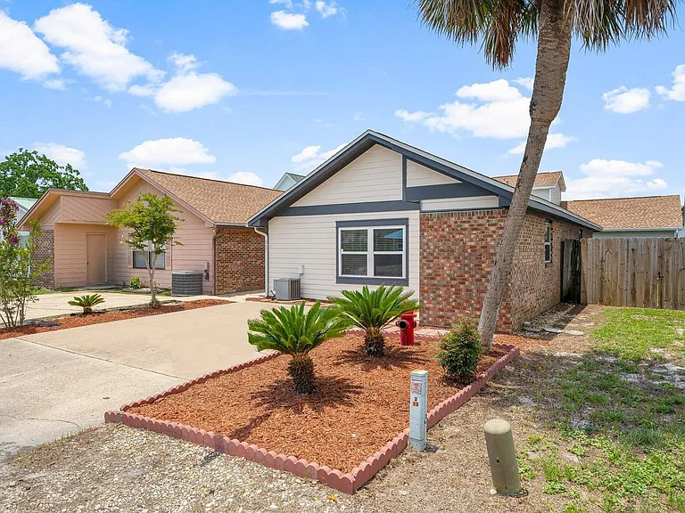 237 Indian Oaks Dr — Photo 1