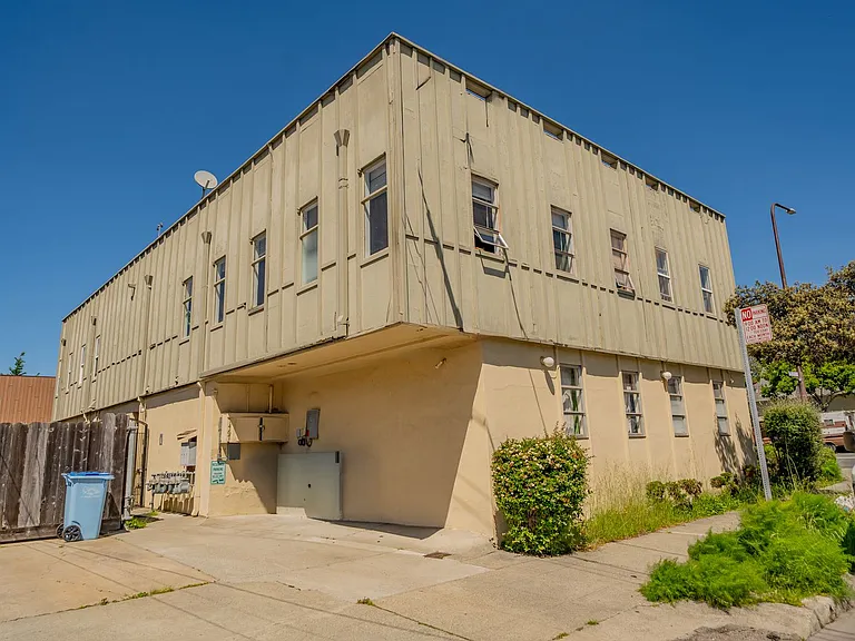 1467 Russell Street — Photo 1