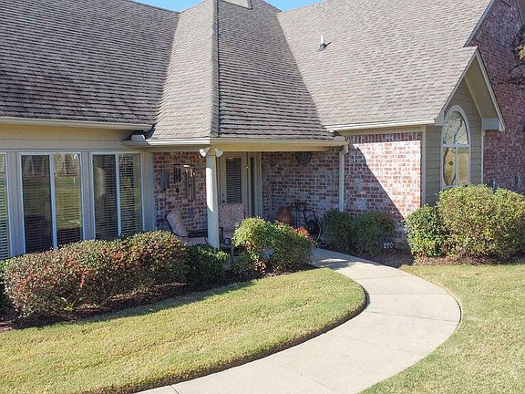 3rd image of 220 Sweetwater Dr