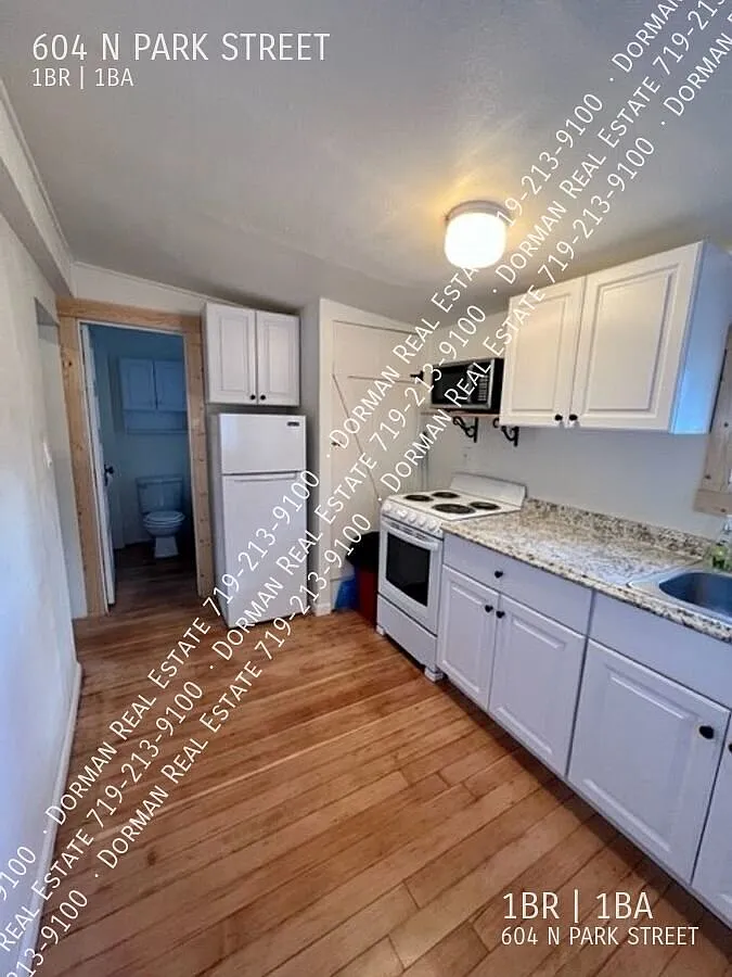 Darling studio cabin close to everything downtown! — Photo 3