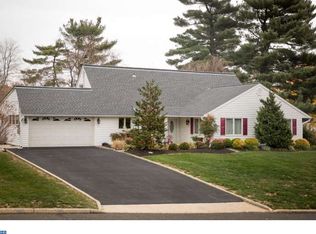 2 Sugarplum Rd, Levittown, PA 19056