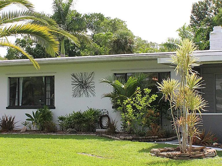 E Riverside Dr — Photo 1
