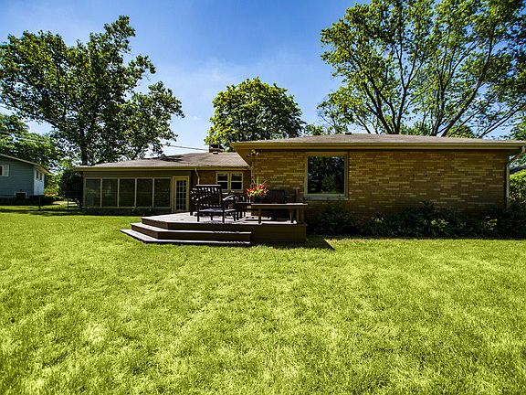3rd image of 54593 Dawn Dr