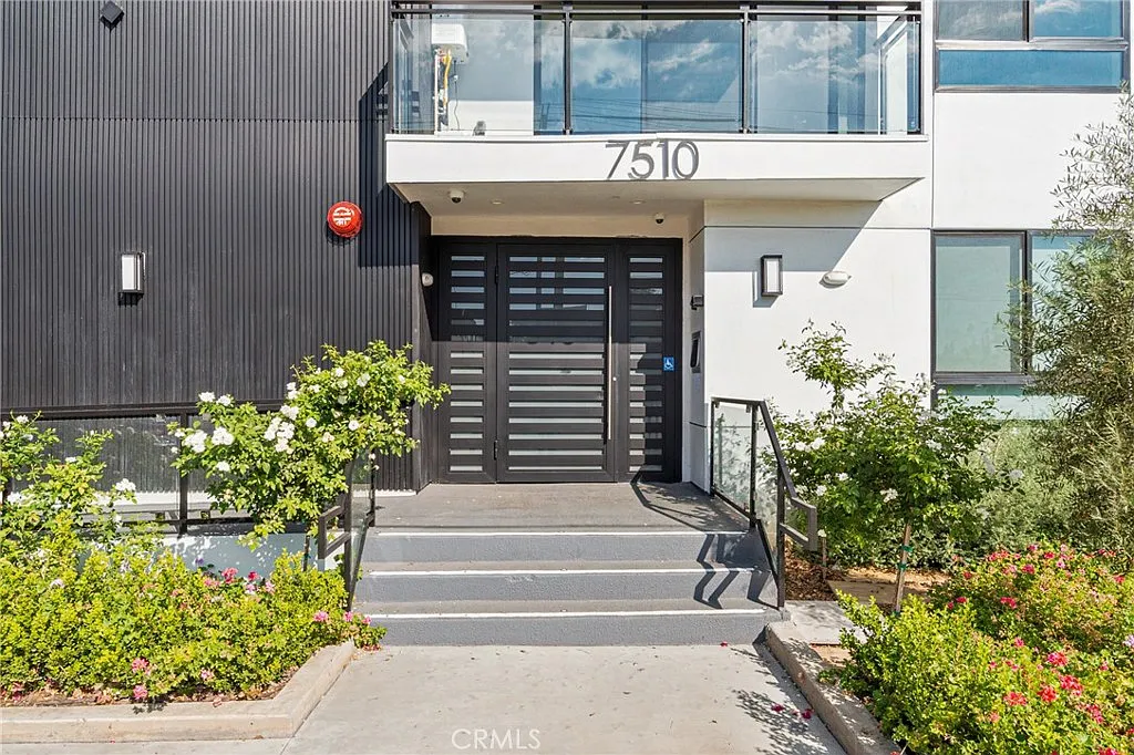 3 bed, 900 sqft, $3,250 — Photo 3