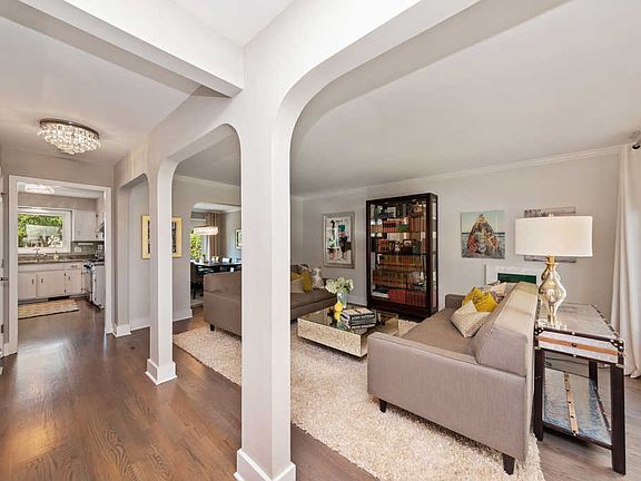 4th image of 1601 Mirror Lake Dr