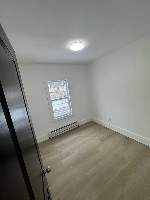 1 bed, 350 sqft, $997 — Photo 3