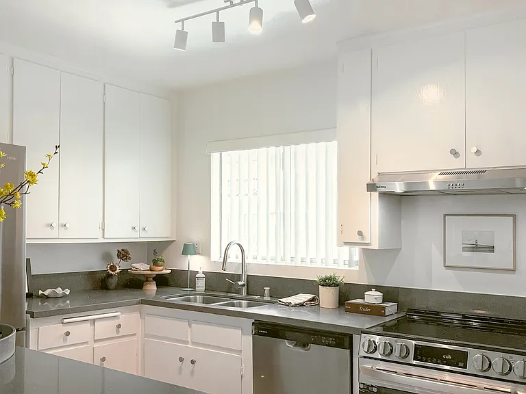Townhouse Apartments — Photo 19